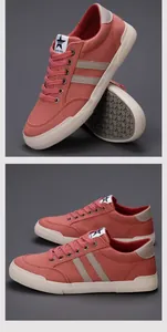 Detailansicht der atmungsaktiven rot-orangen Canvas-Sneaker für Herren mit beigefarbenen Sohlen