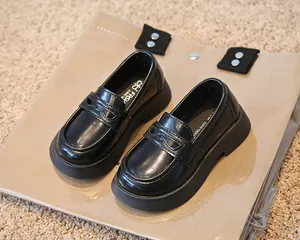 Vue détaillée des mocassins noirs pour enfants style britannique à semelles épaisses