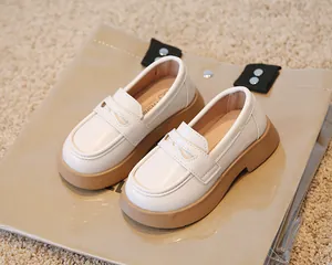 Vue détaillée de mocassins blancs pour enfants style britannique à semelles beiges