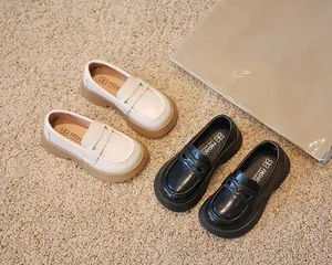 Mocassins pour enfants crème et noir, bout rond, style britannique, vue détaillée.