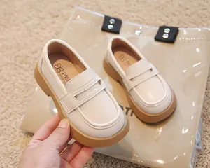 Vue détaillée de mocassins en cuir crème pour enfants avec semelle épaisse marron