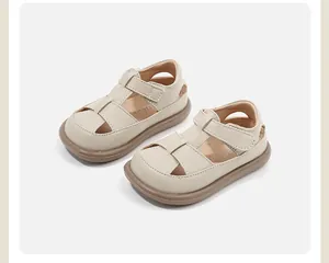 Bequeme cremefarbene Lauflernschuhe für Kleinkinder mit Klettverschluss und weicher Sohle