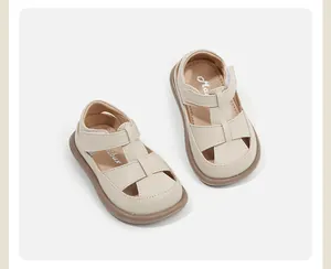 Detailansicht beige Leder Babysandalen mit Klettverschluss und weicher Sohle