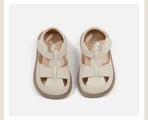 Draufsicht auf cremefarbene Baby-Lauflernsandalen mit weichen Sohlen und hohlem Zehendesign