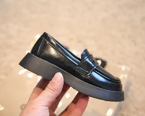 Détail de profil de mocassins noirs style britannique pour enfants à semelle épaisse