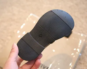 Vue rapprochée de la semelle antidérapante pour chaussures de mocassins noirs