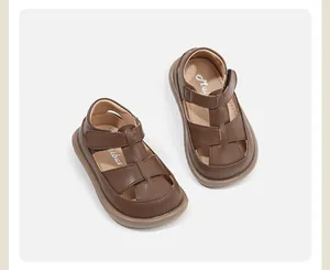 Hochwertige Detailaufnahme brauner Lauflernschuhe aus Leder für Kleinkinder mit Klett