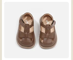 Draufsicht auf klassische braune Lauflernschuhe aus Kunstleder für Kleinkinder