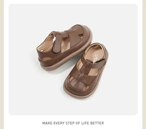 Detailansicht brauner Kleinkindersandalen mit verstellbarem Riemen und geschlossener Zehenpartie