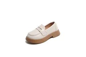 Vue latérale de mocassins pour enfants de style britannique crème avec semelle brune