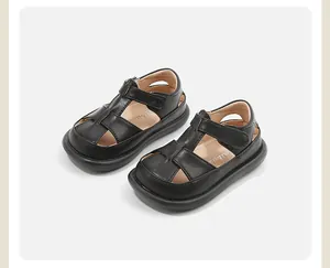 Detailansicht der schwarzen Leder-Lauflernschuhe für Babys mit T-Riemen und Ausschnitten