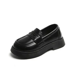 Vue détaillée des mocassins en cuir noir pour enfants de style britannique classique