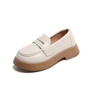 Vue détaillée d'un mocassin pour enfant blanc cassé avec une semelle épaisse en marron