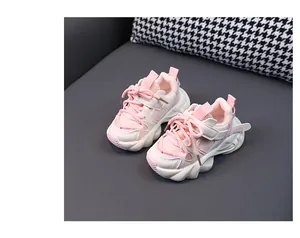 Vista detallada de zapatillas chunky para niños en rosa y blanco con malla
