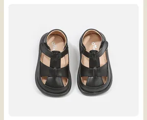 Draufsicht auf stylische schwarze T-Strap Lauflernschuhe mit bequemer Innensohle