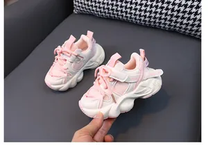 Vista detallada de zapatillas rosas y blancas para niños con suela antideslizante.