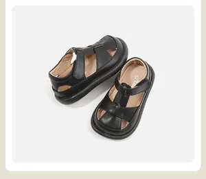 Detailansicht der schwarzen Baby-Lauflernschuhe aus Leder mit T-Riemen und Klettverschluss