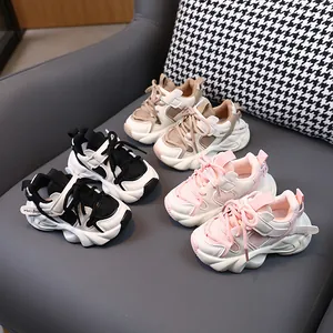 Varios pares de zapatillas transpirables para niños en diferentes colores en una silla