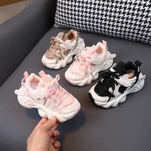 Primer plano de zapatillas de malla transpirables para niños con suelas de goma gruesas