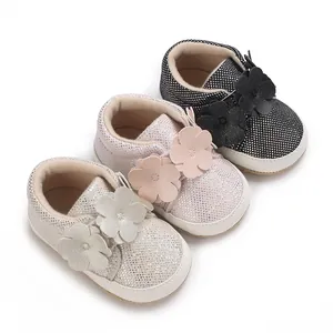 Chaussures scintillantes pour bébé à semelle souple avec de jolies fleurs en cuir.