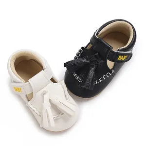 Nahaufnahme von atmungsaktiven Baby-Freizeitsandalen mit Quasten und Klettverschluss