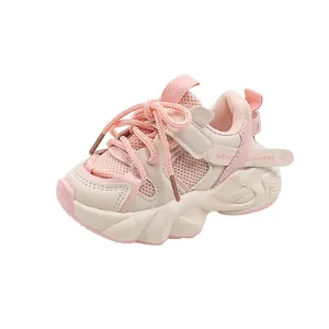 Vista detallada de las zapatillas de malla rosa y beige para niños con suela blanda