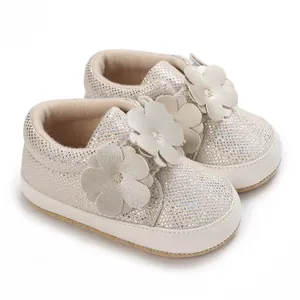 Chaussures souples pour bébé 0-1 an avec fleurs 3D et finition argentée pailletée.