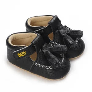 Detailaufnahme schwarze atmungsaktive Babysandalen mit Quaste und BABY Stickerei