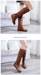 Mannequin portant des bottes hautes froncées marron avec bout rond et plat