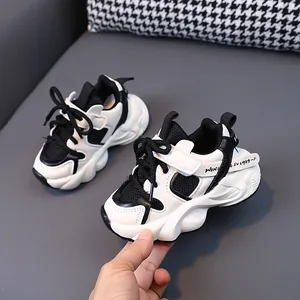 Modernas zapatillas chunky para niños en blanco y negro con suela suave antideslizante