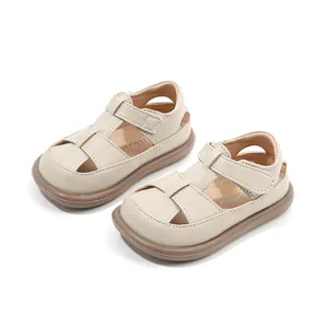 Beige Lauflernschuhe für Kleinkinder mit verstellbarem Klettverschluss und Gummisohle