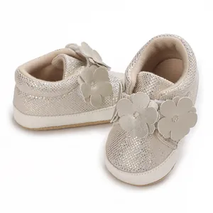 Vue détaillée des baskets souples pour bébé champagne scintillant avec décorations florales