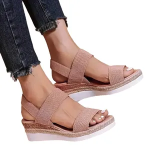 Comfortabele roze dames sandalen met sleehak, elastische banden en plateauzool