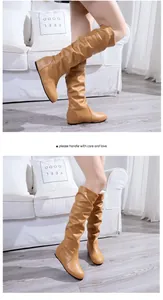 Vue détaillée des bottes plissées beiges pour femmes avec un bout rond confortable