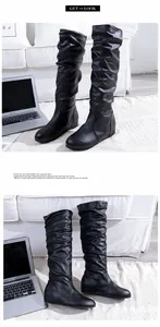 Vue détaillée de bottes noires à bout rond et texture plissée avec talon compensé invisible