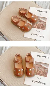 Detailansicht brauner Mädchen-Lederschuhe mit filigraner Blumenstickerei