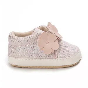 Vue détaillée de chaussures pour bébé rose pailleté avec fleurs et semelle souple