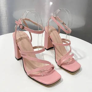 Detailansicht pinkfarbener Blockabsatz-Sandalen mit quadratischer Zehenpartie