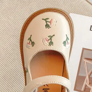 Hochwertige cremefarbene Mary Janes für Mädchen mit feinen Blumenstickereien Details