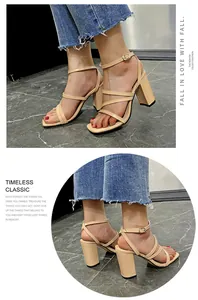 Detailansicht der beigen Sandalen mit Blockabsatz, eckiger Zehenpartie und Knöchelriemen