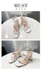 Detailansicht weißer Riemchensandalen mit Blockabsatz und modischem quadratischem Zehenbereich