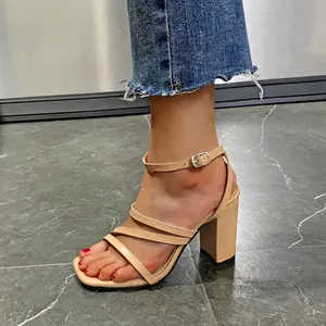 Nude Sandalen mit Blockabsatz, Riemchen, quadratischer Zehenpartie und Knöchelschnalle