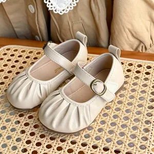 Chaussures de princesse Mary Jane beiges plissées pour bébés avec une semelle souple