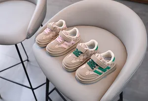 Baskets pour bébés mignonnes avec semelles souples et monogramme d'ours en rose et vert