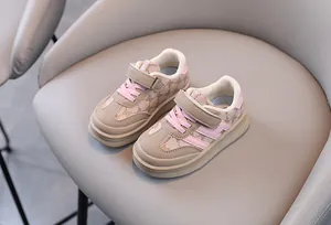 Gros plan de baskets pour bébé avec motif ours mignon et bride velcro rose.