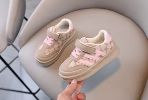 Chaussures de marche souples pour bébés avec motif d'ours et détails rose stylés