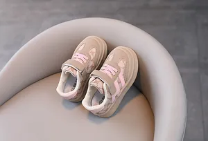 Baskets adorables pour tout-petits beige et rose avec motif ours et scratch velcro