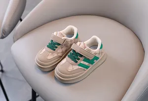 Baskets beiges pour bébés avec lacets verts et motifs d'ours adorables sur semelles