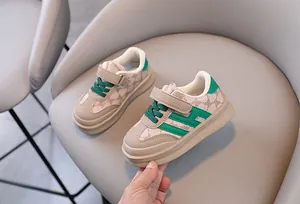Gros plan de chaussures de marche pour bébé avec motif ours et accents verts