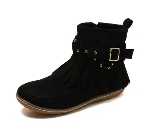 Vue détaillée de la bottine en daim noir avec franges et bride à boucle dorée élégante